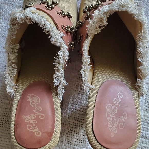 Naughty Monkey Woman's Clogs, 7.5 - Picture 5 of 5